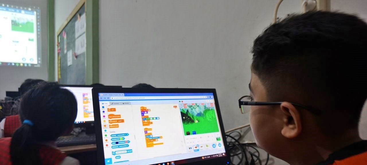 Mengenal Koding dan Robotika Bersama Anak-anak Surabaya